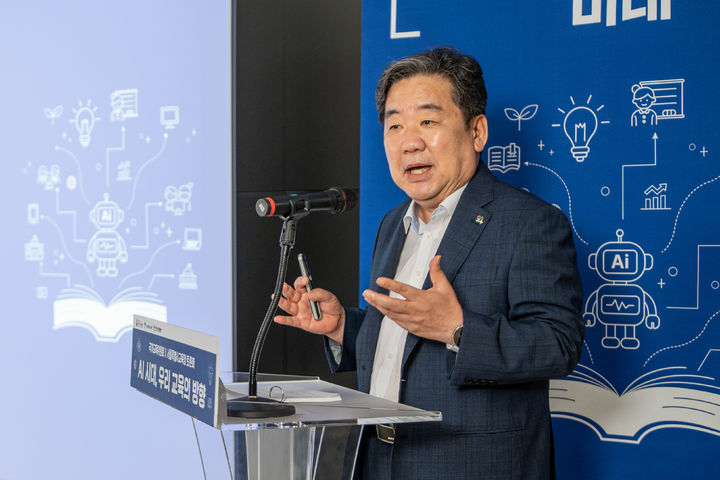 [서울=뉴시스] 18일 오후 서울시교육청에서 열린 'AI 시대 우리 교육의 방향' 토론회에서 기조발제를 맡은 이광호 국가교육위원회(국교위) 상임위원이 발표하고 있다. (사진=국가교육위원회 제공) 2026.06.18. photo@newsis.com *재판매 및 DB 금지