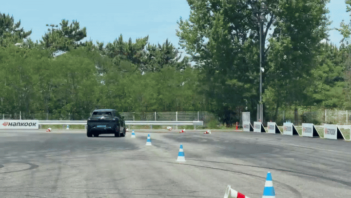 [인천=뉴시스] 김민성 기자 = 인천 중구 BMW 드라이빙센터에서 더 뉴 iX3가 슬라럼 주행을 하고 있다. 2026.06.18. kms@newsis.com. *재판매 및 DB 금지