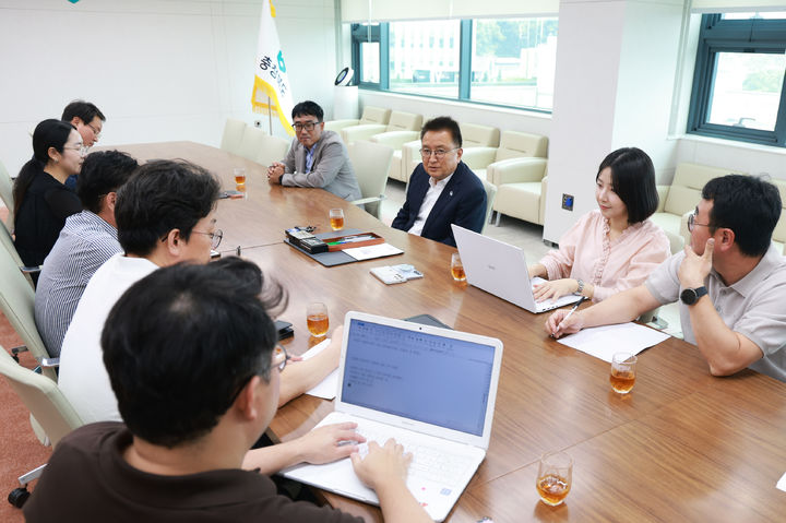 김영환 충북지사가 18일 충북도청 여는마당에서 출입기자단과 간담회를 하고 있다. (사진=충북도 제공) *재판매 및 DB 금지
