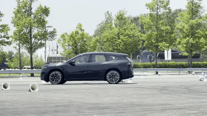 [인천=뉴시스] 김민성 기자 = 인천 중구 BMW 드라이빙센터에서 더 뉴 iX3가 회전 주행을 하고 있다. 2026.06.18. kms@newsis.com. 