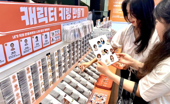 [부산=뉴시스] 부산 신세계 센텀시티는 22일까지 백화점 지하 2층 하이퍼그라운드에서 커스텀 키링 브랜드 '레이팝(LAYPOP) 마이온'의 팝업스토어를 운영한다고 18일 밝혔다. (사진=신세계 제공) 2026.06.18. photo@newsis.com *재판매 및 DB 금지
