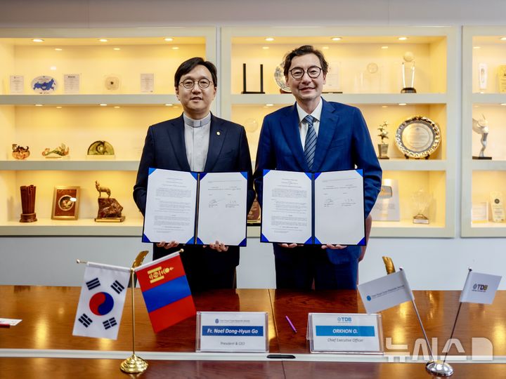 [인천=뉴시스] 가톨릭관동대학교의료원장 겸 병원장 고동현 신부(왼쪽)와 오르혼 TDB은행 대표가 업무협약식에서 기념 촬영하고 있다. (사진=국제성모병원 제공) 2026.06.18. photo@newsis.com