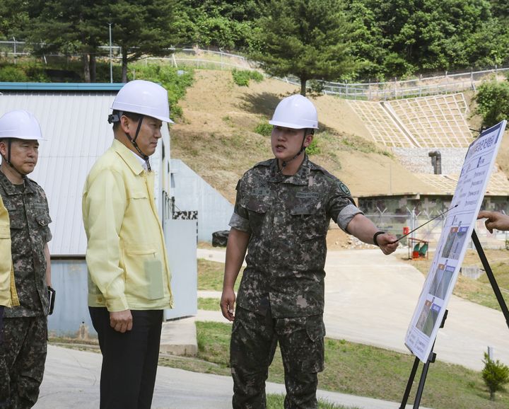 [서울=뉴시스] 이두희 국방부 차관이 18일 오후 육군 제2군단을 방문해 재난예방공사 추진 현황과 하계 집중호우 대비태세를 점검하고 있다. (사진=국방부 제공) 2026.06.18. photo@newsis.com *재판매 및 DB 금지