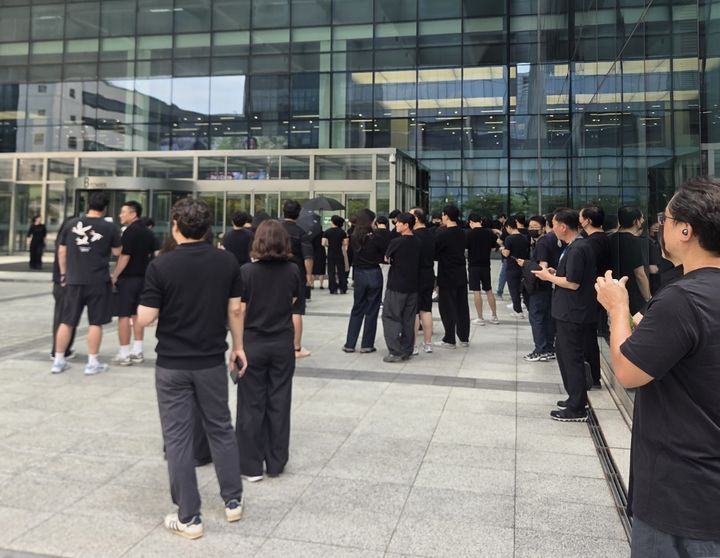 [서울=뉴시스] 18일 경기 수원 삼성전자 본사에서 DX 부문 직원들이 반도체 부문과의 성과급 격차에 항의하는 '검은 옷 입기 캠페인'에 참여하고 있다. (사진=동행노조 제공) 2026.06.18. photo@newsis.com *재판매 및 DB 금지