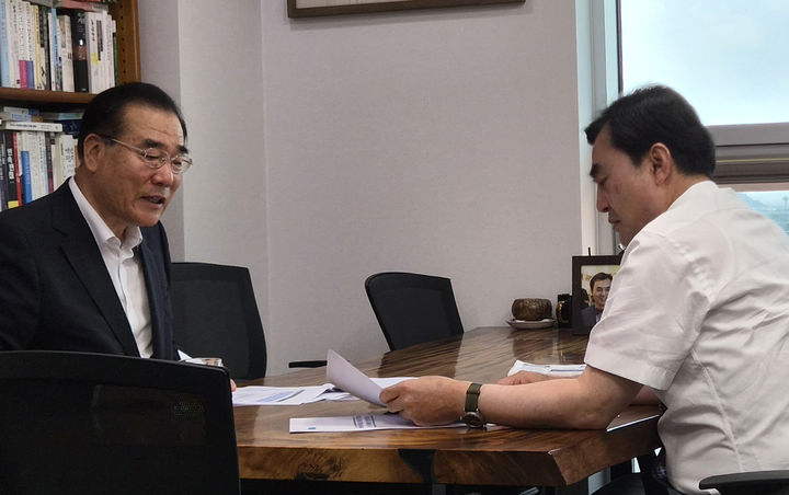 [장성=뉴시스] 더불어민주당 이개호 국회의원이 18일 국회에서 안규백 국방부 장관을 만나 육군사관학교의 전남 장성군 상무대 이전 등을 건의하고 있다. (사진 = 이개호 의원실 제공) 2026.06.18. photo@newsis.com *재판매 및 DB 금지