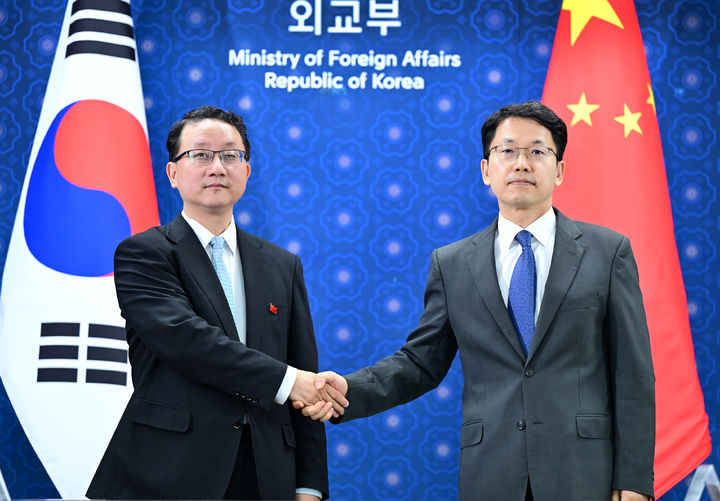 [서울=뉴시스]지난 17일 서울 외교부 청사에서 남진 외교부 동북중앙아국장이 류진송(劉勁松) 중국 외교부 아주국장과 한중 국장급 협의를 갖고 있다. *재판매 및 DB 금지