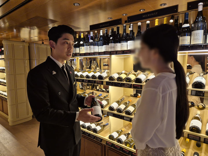 신세계백화점은 오는 25일까지 전점 와인 매장 및 특설행사장에서 상반기 결산 '와인 위크'를 진행한다고 19일 밝혔다. *재판매 및 DB 금지