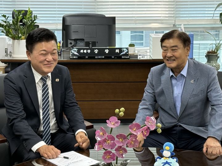 [청주=뉴시스] 신용한 충북지사 당선인이 18일 세종시 2027 충청권 하계세계대학경기대회(U대회) 조직위원회에서 강창희 조직위원장과 대화를 나누고 있다. (사진=충북지사직 인수위원회 제공) 2026.06.18. photo@newsis.com *재판매 및 DB 금지