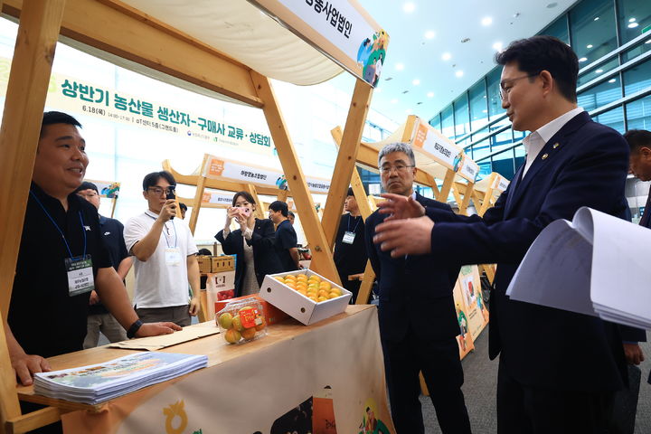 [세종=뉴시스] 김종구 농림축산식품부 차관은 18일 서울 양재 aT센터에서 열린 '2026년 상반기 농산물 생산자-구매사 교류·상담회'에 참석해 향후 산지와 소비자를 직접 연결하는 모델에 정책적 지원을 더하겠다고 밝혔다. (사진 = 농식품부 제공) 2026.06.18. *재판매 및 DB 금지