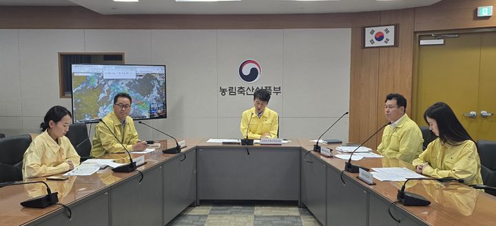 [세종=뉴시스] 농림축산식품부는 19~20일 전국적인 호우가 예보됨에 따라 피해 최소화를 위한 긴급 사전 점검회의를 개최했다고 18일 밝혔다. (사진 = 농식품부 제공) 2026.06.18. *재판매 및 DB 금지