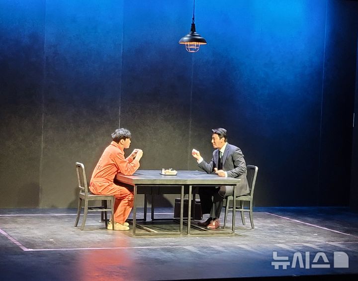 [서울=뉴시스]최희정 기자=18일 서울 종로구 예스24스테이지에서 장진 감독 겸 연출의 신작 '댄포스가 옳았다' 프레스콜이 열렸다. 프로파일러 조너스 보튼 역의 박건형(오른쪽)과 연쇄살인범 'M' 용의자 존 조우 역의 고상호가 열연하고 있다. 2026.06.18. dazzling@newsis.com