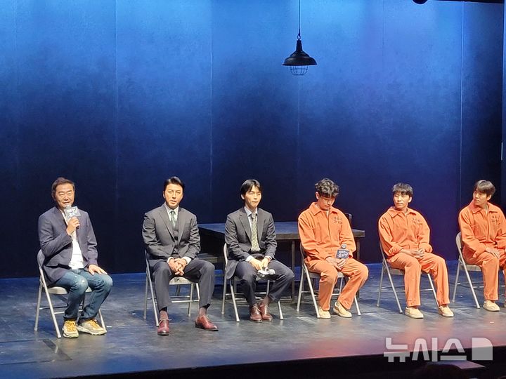  [서울=뉴시스]최희정 기자=18일 서울 종로구 예스24스테이지에서 장진 감독 겸 연출의 신작 '댄포스가 옳았다' 프레스콜이 열렸다. (왼쪽부터) 장진 감독, 배우 박건형, 강승호, 고상호, 김한결, 이현우. 2026.06.18. dazzling@newsis.com