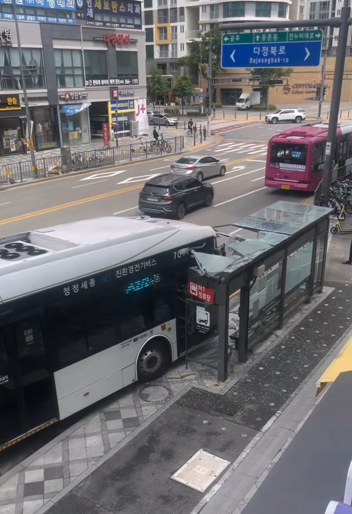 [세종=뉴시스] 송승화 기자 = 18일 오전 10시 43분께 세종시 다정동의 한 버스정류장으로 진입하던 272번 시내버스가 그대로 정류장을 들이받는 사고 당시 모습은 폐쇄회로(CC)TV에 고스란히 포착됐다. 2026.06.18. photo@newsis.com. *재판매 및 DB 금지