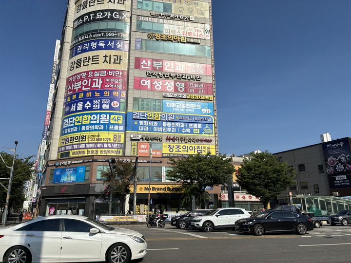 [인천=뉴시스] 윤도영 인턴기자 = 인천 서구 당하동 인천지하철 2호선 완정역 인근 상가 모습. 2026.06.19. photo@newsis.com *재판매 및 DB 금지