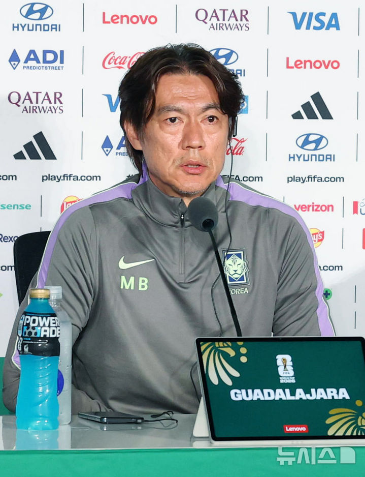 [사포판(멕시코)=뉴시스] 전신 기자 = 2026 북중미 월드컵 조별리그 A조 2차전 멕시코와의 경기를 하루 앞둔 축구 국가대표팀 홍명보 감독이 17일(현지 시간) 멕시코 과달라하라 스타디움에서 열린 공식 기자회견에서 취재진 질문에 답변하고 있다. 2026.06.18. photo1006@newsis.com