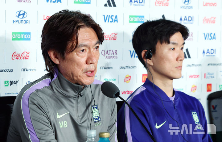 [사포판(멕시코)=뉴시스] 전신 기자 = 2026 북중미 월드컵 조별리그 A조 2차전 멕시코와의 경기를 하루 앞둔 축구 국가대표팀 홍명보 감독이 17일(현지 시간) 멕시코 과달라하라 스타디움에서 열린 공식 기자회견에서 취재진 질문에 답변하고 있다. 2026.06.18. photo1006@newsis.com