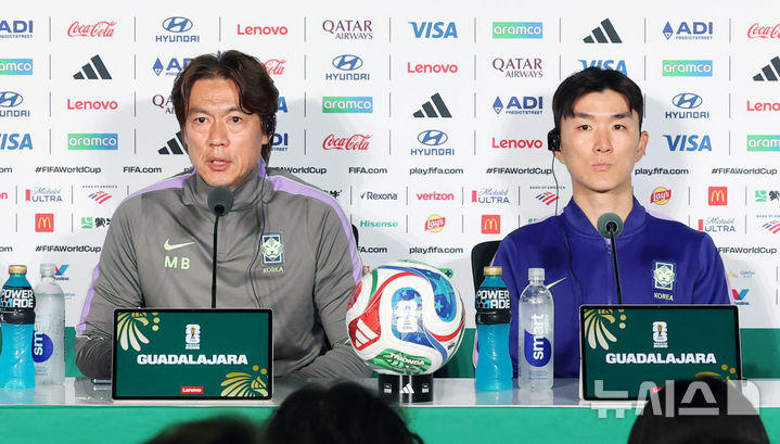 [사포판(멕시코)=뉴시스] 전신 기자 = 2026 북중미 월드컵 조별리그 A조 2차전 멕시코와의 경기를 하루 앞둔 축구 국가대표팀 홍명보 감독이 17일(현지 시간) 멕시코 과달라하라 스타디움에서 열린 공식 기자회견에서 취재진 질문에 답변하고 있다. 2026.06.18. photo1006@newsis.com