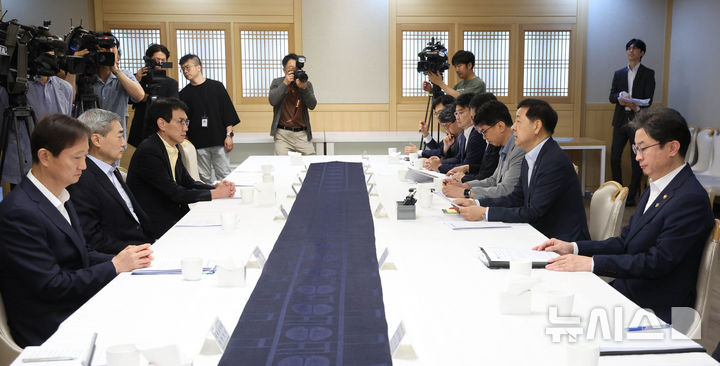 [서울=뉴시스] 조수정 기자 = 구윤철 경제부총리 겸 재정경제부 장관이 18일 오전 서울 종로구 정부서울청사에서 확대거시경제금융회의를 주재하고 있다. 왼쪽 앞부터 이찬진 금융감독원 원장, 신현송 한국은행 총재, 오른쪽 앞부터 이억원 금융위원장, 구 부총리. 이날 회의는 미국 연방공개시장위원회(FOMC) 회의 결과 및 국제금융시장 동향 등과 관련해 논의했다. 2026.06.18. chocrystal@newsis.com