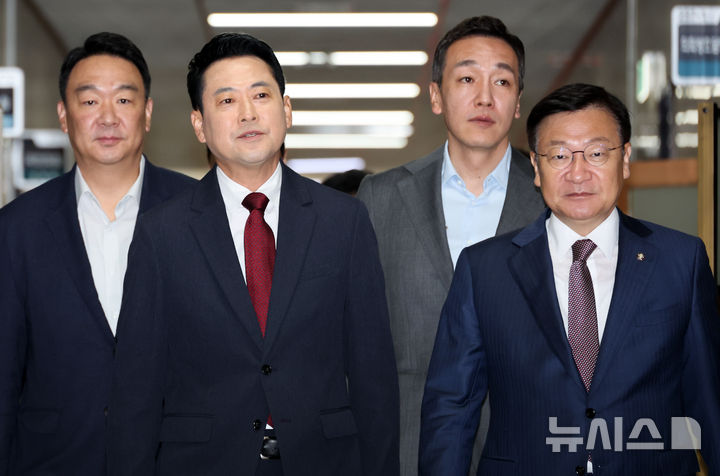 [서울=뉴시스] 최진석 기자 = 국민의힘 장동혁 대표와 정점식 원내대표가 18일 여의도 국회에서 열린 최고위원회의에 참석하고 있다. 2026.06.18. myjs@newsis.com