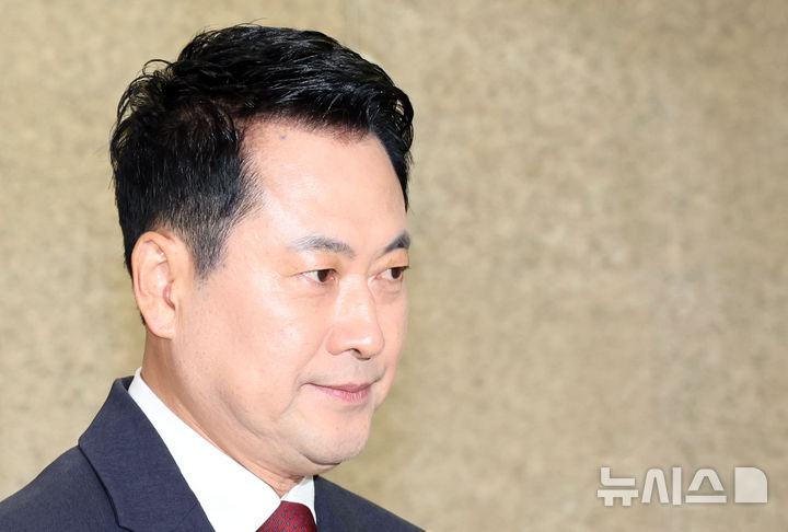 [서울=뉴시스] 최진석 기자 = 장동혁 국민의힘 대표가 18일 여의도 국회에서 열린 최고위원회의에 참석하고 있다. 2026.06.18. myjs@newsis.com