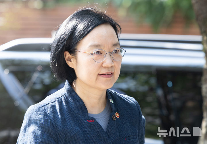 [서울=뉴시스] 황준선 기자 = 한성숙 국무총리 후보자가 18일 오전 서울 종로구 금융감독원 연수원에 마련된 인사청문회 준비사무실로 출근하고 있다. 2026.06.18. hwang@newsis.com