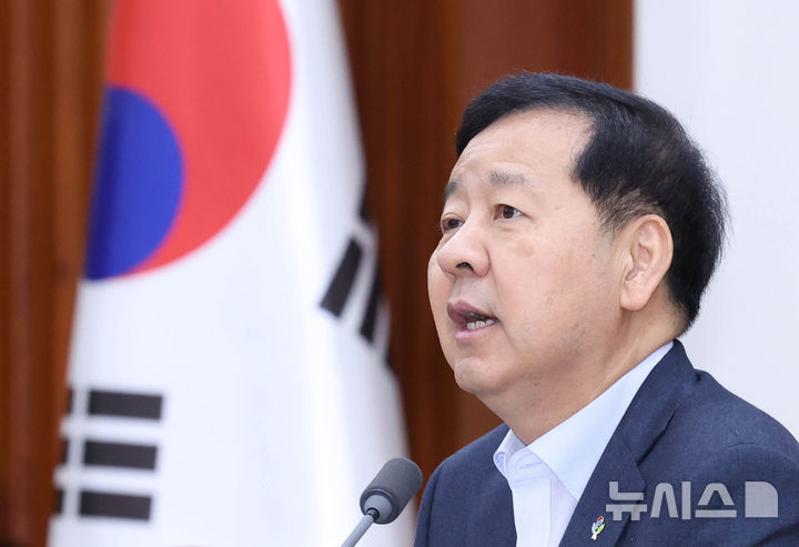 [서울=뉴시스] 조수정 기자 = 구윤철 경제부총리 겸 재정경제부 장관이 18일 오전 서울 종로구 정부서울청사에서 민생물가 특별관리 관계장관 TF 회의를 주재하고 있다. 2026.06.18. chocrystal@newsis.com