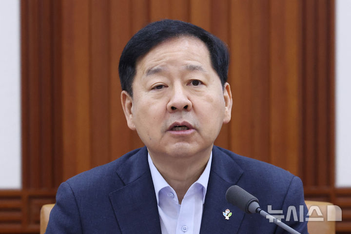 [서울=뉴시스] 조수정 기자 = 구윤철 경제부총리 겸 재정경제부 장관이 18일 오전 서울 종로구 정부서울청사에서 민생물가 특별관리 관계장관 TF 회의를 주재하고 있다. 2026.06.18. chocrystal@newsis.com