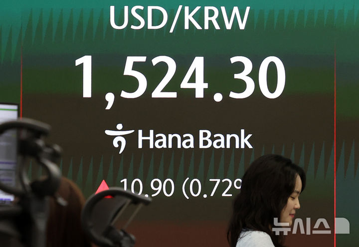 [서울=뉴시스] 이영환 기자 = 18일 오전 서울 중구 하나은행 딜링룸 전광판에 환율이 표시되고 있다. 2026.06.18. 20hwan@newsis.com