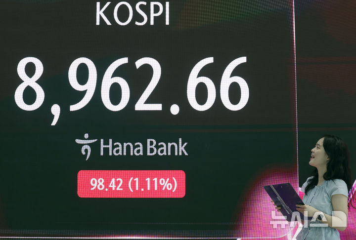 [서울=뉴시스] 이영환 기자 = 코스피가 전 거래일(8864.24)보다 20.68포인트(0.23%) 상승한 8884.92에 개장한 지난 18일 오전 서울 중구 하나은행 딜링룸 전광판에 지수가 표시되고 있다. 코스닥 지수는 전 거래일(1031.96)보다 2.15포인트(0.21%) 내린 1029.81, 서울 외환시장에서 원·달러 환율은 전 거래일 주간거래 종가(1513.4원)보다 11.6원 오른 1525.0원에 출발했다. 2026.06.18. 20hwan@newsis.com