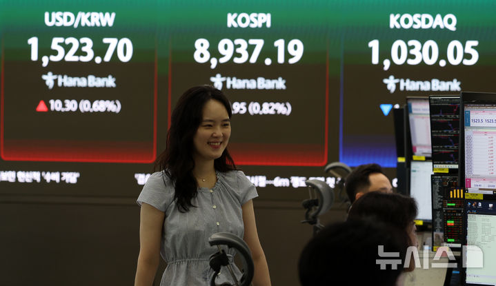 [서울=뉴시스] 이영환 기자 = 코스피가 전 거래일(8864.24)보다 20.68포인트(0.23%) 상승한 8884.92에 개장한 18일 오전 서울 중구 하나은행 딜링룸 전광판에 지수가 표시되고 있다.코스닥 지수는 전 거래일(1031.96)보다 2.15포인트(0.21%) 내린 1029.81, 서울 외환시장에서 원·달러 환율은 전 거래일 주간거래 종가(1513.4원)보다 11.6원 오른 1525.0원에 출발했다. 2026.06.18. 20hwan@newsis.com