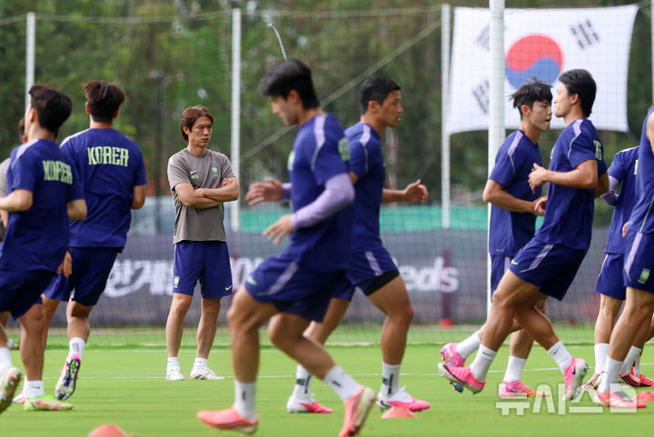 [사포판(멕시코)=뉴시스] 김명년 기자 = 축구 국가대표팀 홍명보 감독이 17일(현지 시간) 멕시코를 상대로한 월드컵 조별리그 2차전을 앞두고 멕시코 과달라하라 인근 사포판에 위치한 베이스캠프 훈련장 치바스 바예 베르데에서 훈련하는 선수들을 지켜보고 있다. 2026.06.18. kmn@newsis.com