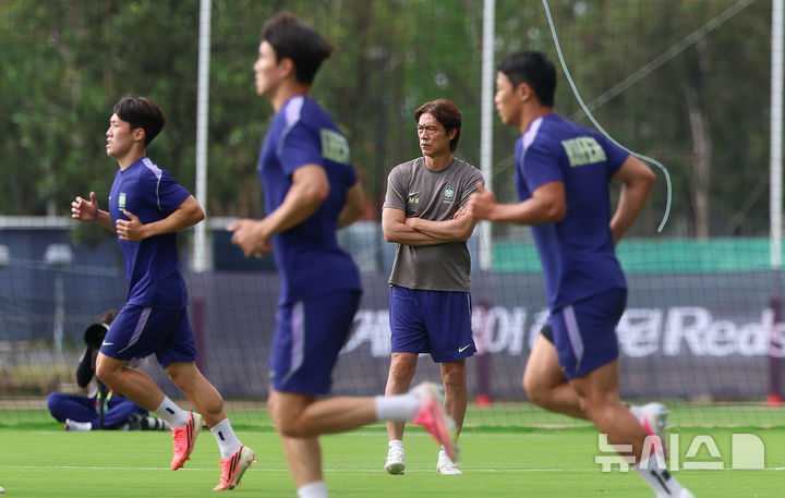 [사포판(멕시코)=뉴시스] 김명년 기자 = 축구 국가대표팀 홍명보 감독이 17일(현지 시간) 멕시코를 상대로한 월드컵 조별리그 2차전을 앞두고 멕시코 과달라하라 인근 사포판에 위치한 베이스캠프 훈련장 치바스 바예 베르데에서 훈련하는 선수들을 지켜보고 있다. 2026.06.18. kmn@newsis.com