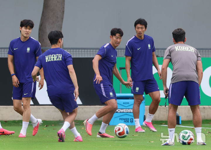 [사포판(멕시코)=뉴시스] 김명년 기자 = 축구 국가대표팀 손흥민 등 선수들이 17일(현지 시간) 멕시코를 상대로한 월드컵 조별리그 2차전을 앞두고 멕시코 과달라하라 인근 사포판에 위치한 베이스캠프 훈련장 치바스 바예 베르데에서 훈련하고 있다. 2026.06.18. kmn@newsis.com