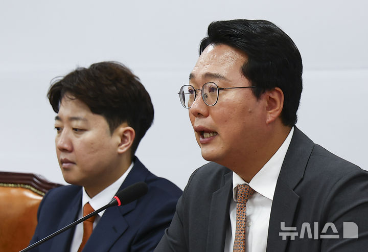 [서울=뉴시스] 김근수 기자 = 천하람(오른쪽) 개혁신당 원내대표가 18일 오전 서울 여의도 국회에서 열린 최고위원회의에서 모두발언을 하고 있다. 2026.06.18. ks@newsis.com