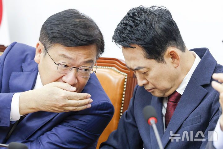 [서울=뉴시스] 정병혁 기자 = 장동혁 국민의힘 대표와 정점식 원내대표가 18일 서울 여의도 국회에서 열린 최고위원회의에서 귀엣말을 하고 있다. 2026.06.18. jhope@newsis.com