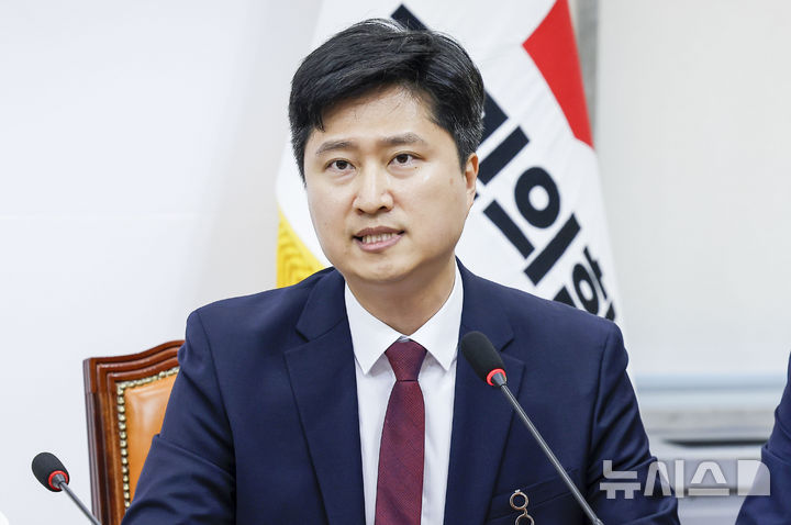 [서울=뉴시스] 정병혁 기자 = 우재준 국민의힘 청년최고위원이 18일 서울 여의도 국회에서 열린 최고위원회의에서 발언하고 있다. 2026.06.18. jhope@newsis.com