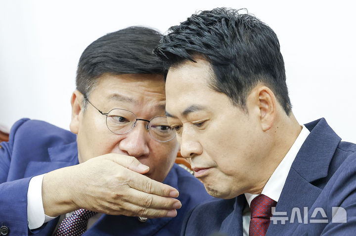 [서울=뉴시스] 정병혁 기자 = 장동혁 국민의힘 대표와 정점식 원내대표가 18일 서울 여의도 국회에서 열린 최고위원회의에서 귀엣말을 하고있다. 2026.06.18. jhope@newsis.com