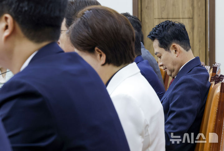 [서울=뉴시스] 정병혁 기자 = 장동혁 국민의힘 대표가 18일 서울 여의도 국회에서 열린 최고위원회의에서 생각에 잠겨 있다. 2026.06.18. jhope@newsis.com
