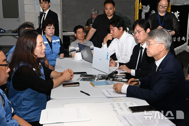 [광주=뉴시스 이영주 기자 = 민형배 더불어민주당 전남광주통합특별시장 당선인이 18일 오전 광주 동구 12·29 무안공항 제주항공 여객기참사 유가족협의회가 운영하고 있는 시민분향소에서 유가족협의회와 간담회를 하고 있다. 2026.06.18. leeyj2578@newsis.com