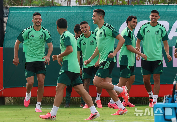 [사포판(멕시코)=뉴시스] 김명년 기자 = 멕시코 축구 국가대표팀 라울 히메네즈 등 선수들이 17일(현지 시간) 대한민국을 상대로한 월드컵 조별리그 2차전을 앞두고 멕시코 과달라하라 인근 사포판에 위치한 스포츠 아레나에서 훈련하고 있다. 2026.06.18. kmn@newsis.com