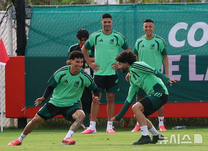 [사포판(멕시코)=뉴시스] 김명년 기자 = 멕시코 축구 국가대표팀 라울 히메네즈 등 선수들이 17일(현지 시간) 대한민국을 상대로한 월드컵 조별리그 2차전을 앞두고 멕시코 과달라하라 인근 사포판에 위치한 스포츠 아레나에서 훈련하고 있다. 2026.06.18. kmn@newsis.com