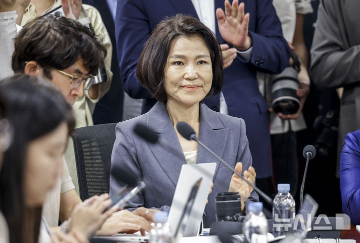 [서울=뉴시스] 정병혁 기자 = 이진숙 국민의힘 의원이 18일 서울 여의도 국회에서 열린 국가비전2050포럼 주최 '노란봉투법 시행 100일, 현장은 무엇을 말하는가?' 토론회에 참석해 있다. 2026.06.18. jhope@newsis.com