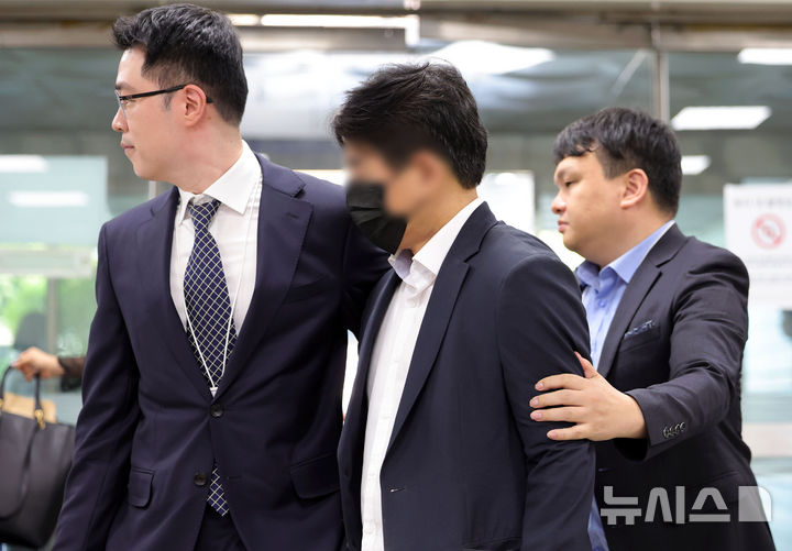 [서울=뉴시스] 홍효식 기자 = 허위공문서작성 등 혐의를 받는 감사원 3급 공무원 손 모 씨(가운데)가 18일 서울 서초구 서울중앙지방법원에서 열린 구속 전 피의자 심문(영장실질심사)에 출석하고 있다. 2026.06.19. yesphoto@newsis.com