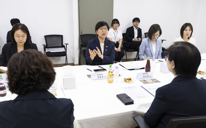 [서울=뉴시스] 정은경 보건복지부 장관이 지난 18일 오전 서울 강북구 삼각산 보건지소를 방문해 지방자치단체 자살예방정책 추진 현황을 점검하고 있다. (사진=보건복지부 제공) 2026.06.18. photo@newsis.com *재판매 및 DB 금지