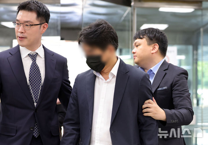 [서울=뉴시스] 홍효식 기자 = 관저 이전 공사 감사를 무마하기 위해 증거와 감사보고서를 조작한 혐의로 2차 종합특검팀(특별검사 권창영)에 의해 기소된 감사원 전직 간부들이 재판이 시작됐다. 사진은 감사원 전 제1과장 손모씨가 지난 6월 18일 서울 서초구 서울중앙지방법원에서 열린 구속 전 피의자 심문(영장실질심사)에 출석하는 모습. 2026.09.22. yesphoto@newsis.com