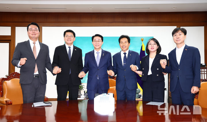 [서울=뉴시스] 김근수 기자 = 조정식(왼쪽 세 번째) 국회의장이 18일 오전 서울 여의도 국회에서 비교섭 원내대표 회동을 하기 전 기념촬영을 하고 있다.왼쪽부터 천하람 개혁신당 원내대표, 김준형 조국혁신당 원내대표, 조 의장, 윤종오 진보당 원내대표, 용혜인 기본소득당 대표, 한창민 사회민주당 대표. 2026.06.18. ks@newsis.com