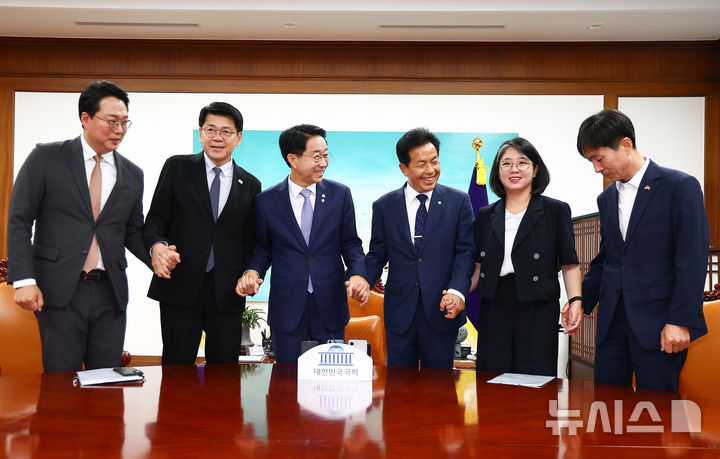 [서울=뉴시스] 김근수 기자 = 조정식(왼쪽 세 번째) 국회의장이 18일 오전 서울 여의도 국회에서 비교섭 원내대표 회동을 하기 전 기념촬영을 하고 있다.왼쪽부터 천하람 개혁신당 원내대표, 김준형 조국혁신당 원내대표, 조 의장, 윤종오 진보당 원내대표, 용혜인 기본소득당 대표, 한창민 사회민주당 대표. 2026.06.18. ks@newsis.com