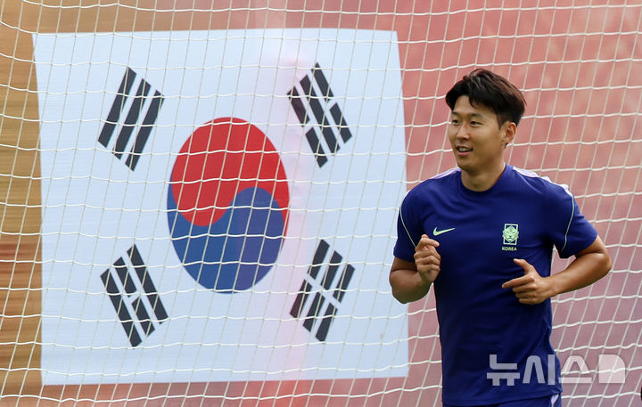[사포판(멕시코)=뉴시스] 김명년 기자 = 축구 국가대표팀 손흥민이 17일(현지 시간) 멕시코를 상대로한 월드컵 조별리그 2차전을 앞두고 멕시코 과달라하라 인근 사포판에 위치한 베이스캠프 훈련장 치바스 바예 베르데에서 훈련하고 있다. 2026.06.18. kmn@newsis.com
