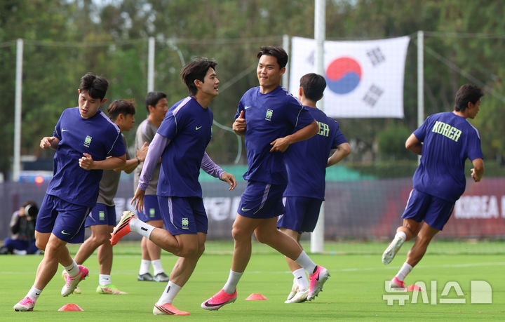 [사포판(멕시코)=뉴시스] 김명년 기자 = 축구 국가대표팀 오현규가 17일(현지 시간) 멕시코를 상대로한 월드컵 조별리그 2차전을 앞두고 멕시코 과달라하라 인근 사포판에 위치한 베이스캠프 훈련장 치바스 바예 베르데에서 훈련하고 있다. 2026.06.18. kmn@newsis.com