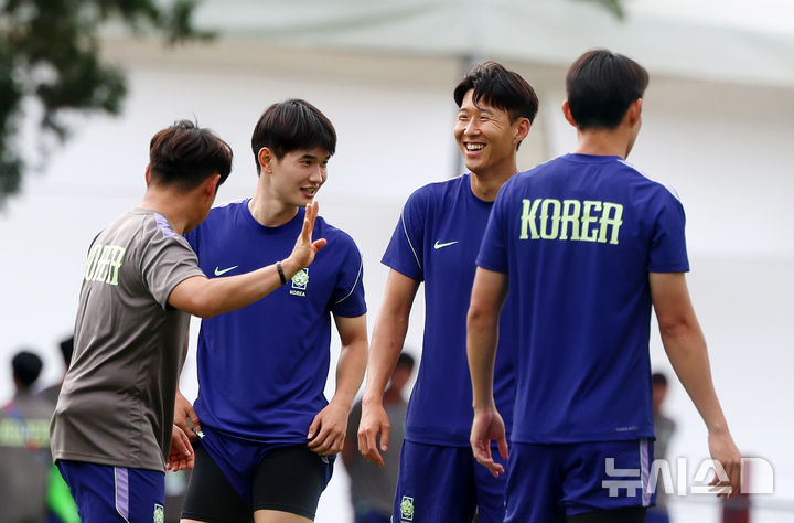 [사포판(멕시코)=뉴시스] 김명년 기자 = 축구 국가대표팀 손흥민이 17일(현지 시간) 멕시코를 상대로한 월드컵 조별리그 2차전을 앞두고 멕시코 과달라하라 인근 사포판에 위치한 베이스캠프 훈련장 치바스 바예 베르데에서 훈련 중 미소를 보이고 있다. 2026.06.18. kmn@newsis.com